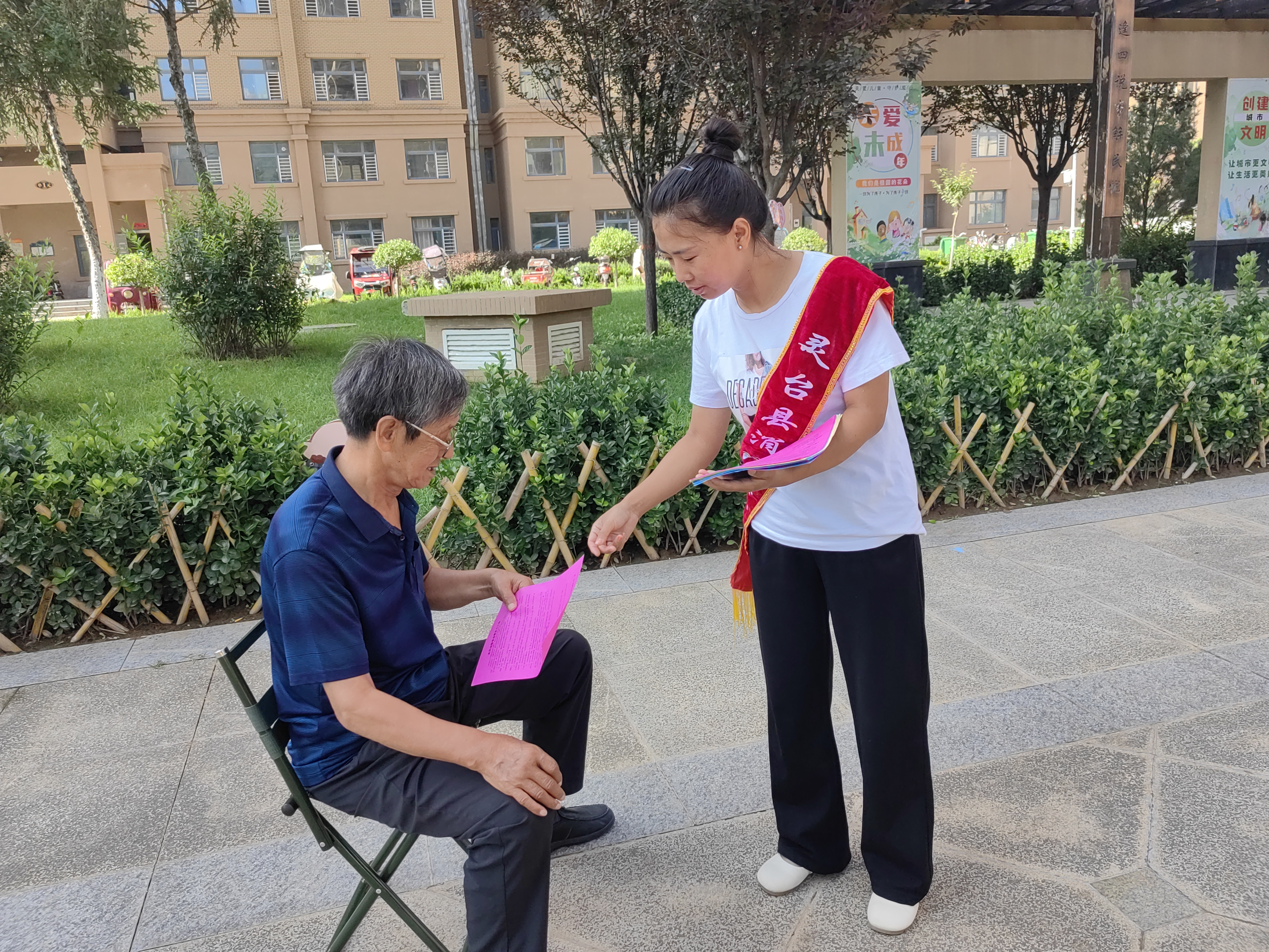 森林狼队球员在社区开展志愿者活动服务居民的简单介绍
